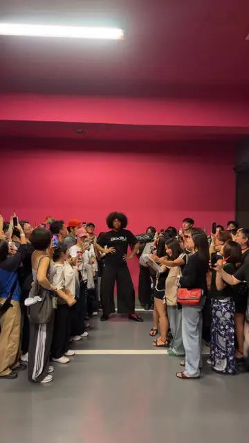 Just played my first show in South Korea ?!? and fans waited for me outside ❤️�…