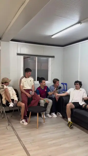 Catch the vibes with the Spanish indie rock sensation as they chat with Schön!…