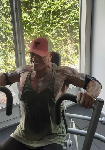 Here’s a final set of presses for my chest training. When hitting peak fatigue,…
