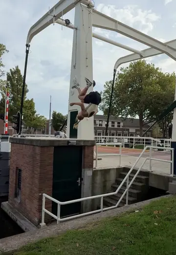 Home town Freerun sess 🫱🏼‍🫲🏻 #freerunning #sport #delft #flip #womaninsport