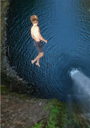 Bro was falling for 3-5 business days 👁️👄👁️. Dive by Lucien Charlon, video b…