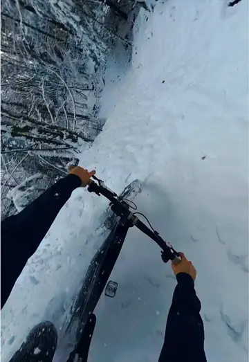 Il a bien mangé la neige notre ami @Guillaume Larbeyou ! Au moins il en rigole…
