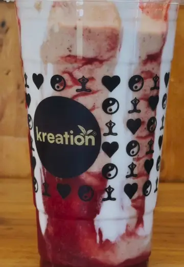 It’s always a good time for a strawberry daze refresher at Kreation Juice 🍓💚