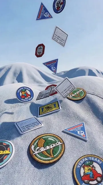 Patches that feature many embroidered textures. It's perfect to carry the Vespa…