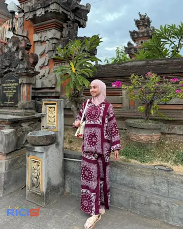 One set https://s.shopee.co.id/4LJKdniaRd Hijab instan https://s.shopee.co.id/4…