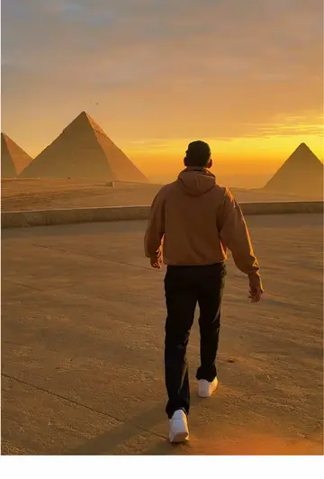Movie star rule number 83 - when you’re in front of the pyramids you gotta get…