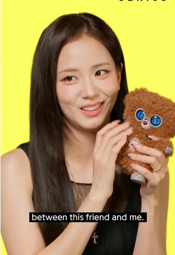 we're obsessed with @JISOO and her adorable little friend 🧸🥰 #genius #verifie…