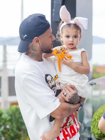 2 aninhos de Helena! Que papai do céu conduza teus caminhos e te dê muita saúde…