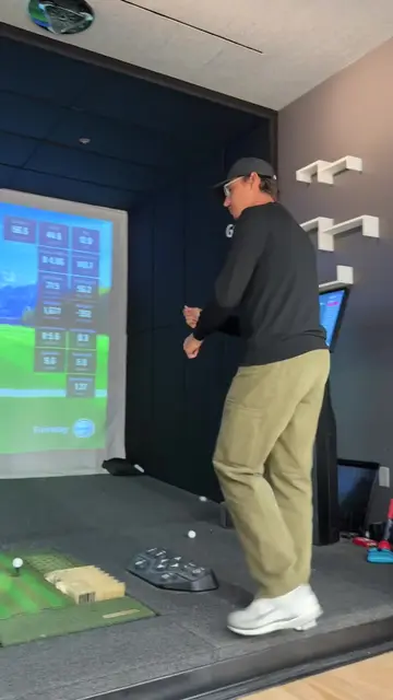 Big cat is going to be so much better at golf than Hank with the help of @Perfo…