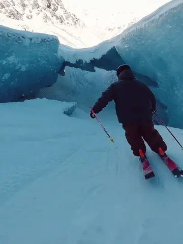 La crevasse de zinzin ! Terrain de jeu parfait pour @till_i_break_it aux 2 Alpe…