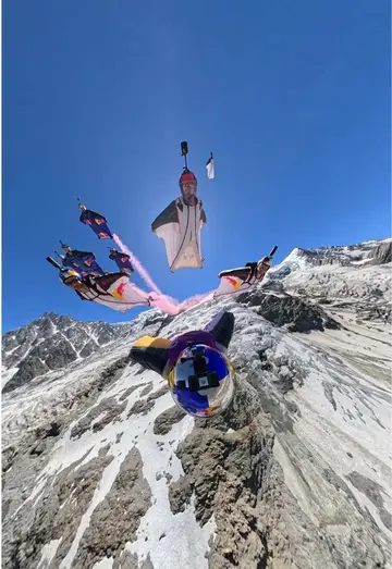 2ans de préparation et d'entrainement pour réaliser ce vol #RedBull #wingsuit