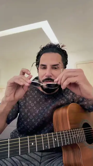 Versão acústica de #AmorTóxico pra combinar com o final de semana chuvoso… 🌧️�…