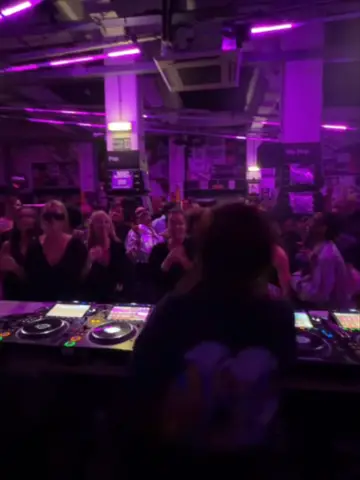 @chloecailletmusic knows how to make a crowd happy.