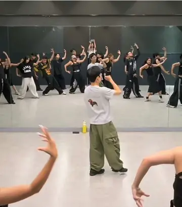 Bản tập người trên dây với team dancers lúc 7h sáng 🌞 Trước đó các bạn cũng vừ…
