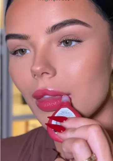 smushy sos 🤝 rehydrating baddies lips using shades: 🌸guava glaze 🌺red-y 2 ch…