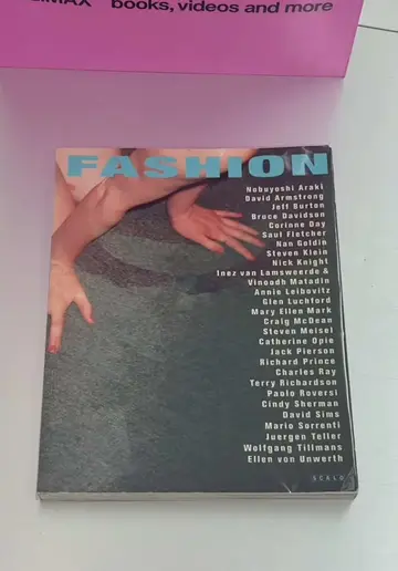 This is the ultimate fashion bible of the 90s! 📷 👠 Celebrating the imagemaker…