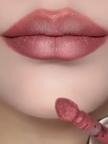 Would you try this glitter lip contour hack? 👄 💡 ID: 522545991 #lips #lipstic…
