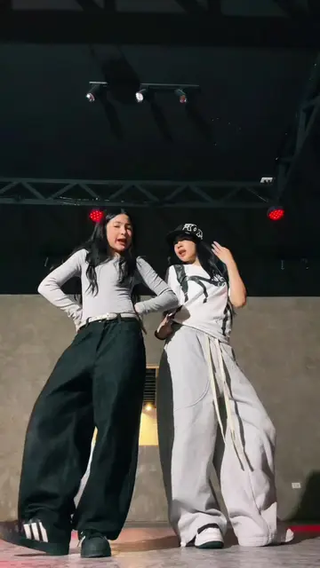 so catchyy 🐆 @KATSEYE dancin w lil sis @Natalia Guerrero
