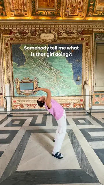 Yoga in the Vatican Museum? Okurrr 👌 #vaticanmuseum #klooktravel