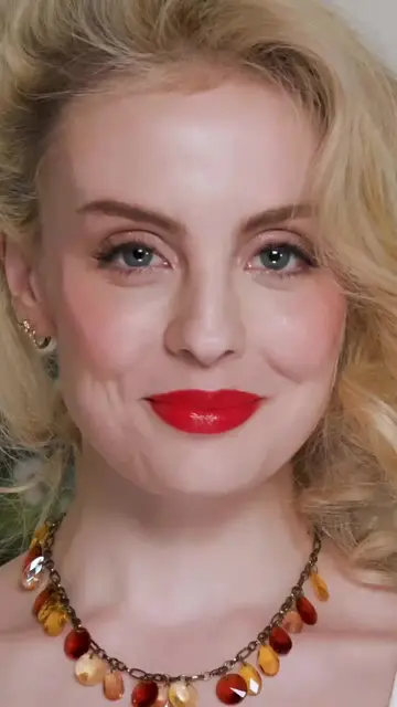 I got to recreate a modern Marilyn look right inside the @nationalportraitgalle…